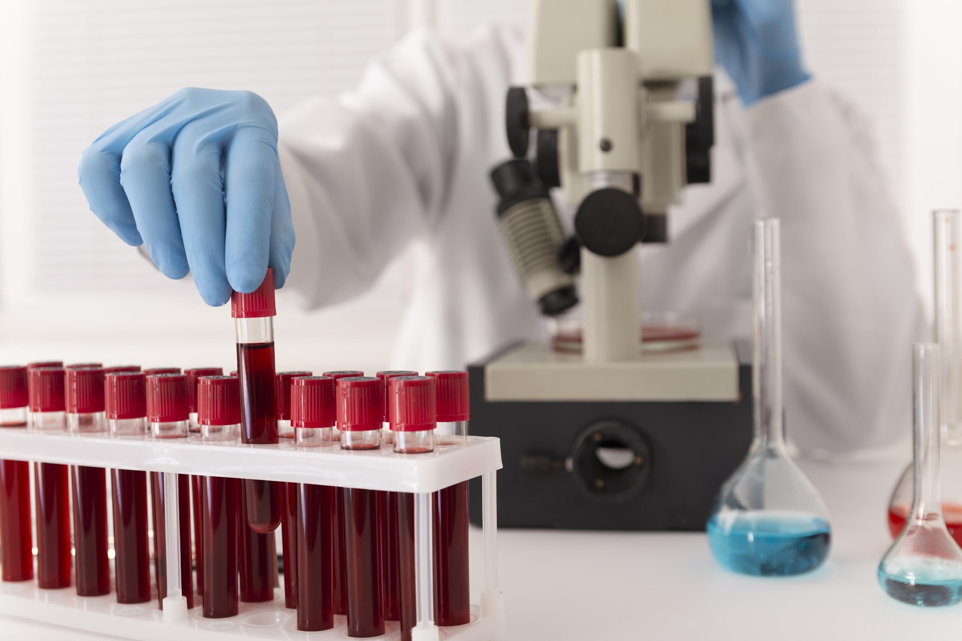 organizacia-obrazcov-krovi-na-koronavirus-v-laboratorii-min Медицинский работник упаковывает анализы крови в пробирках